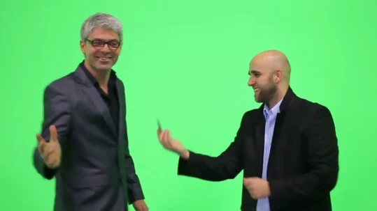 2 smilende mænd i virtual green screen townhall meetting