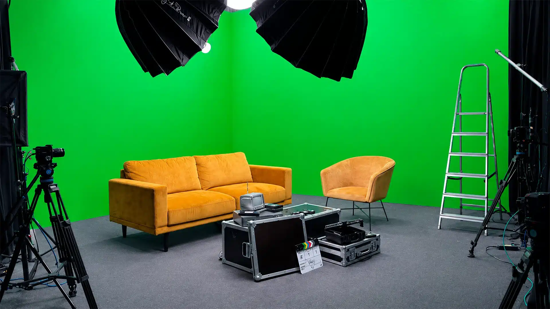 Studie 3 i Mediehuset København med to grønne green screen-vægge, gråt gulv, sofa, kameraer og lys